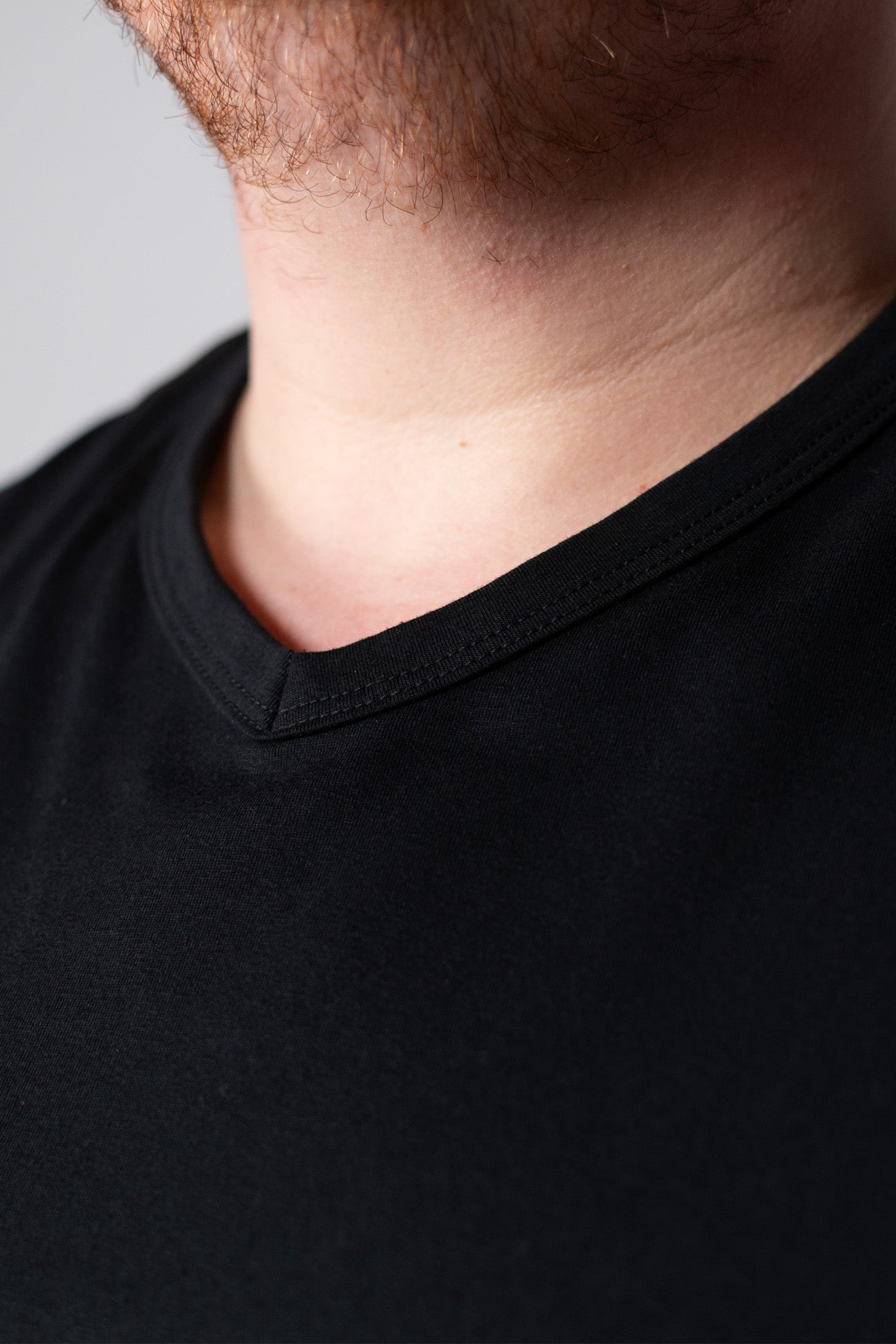 V-Neck - Black