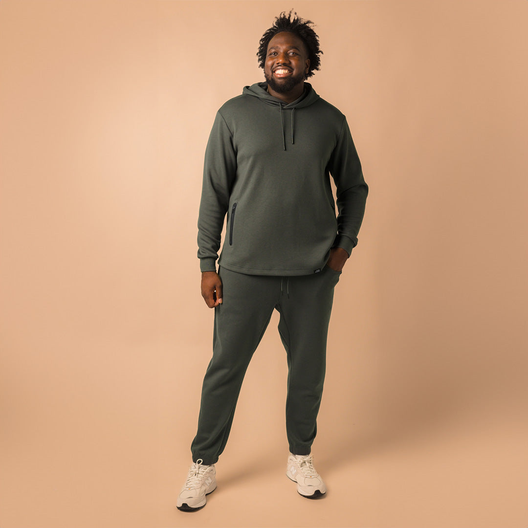 model-specs: Lens is 6'8" | 310 lbs | size 1