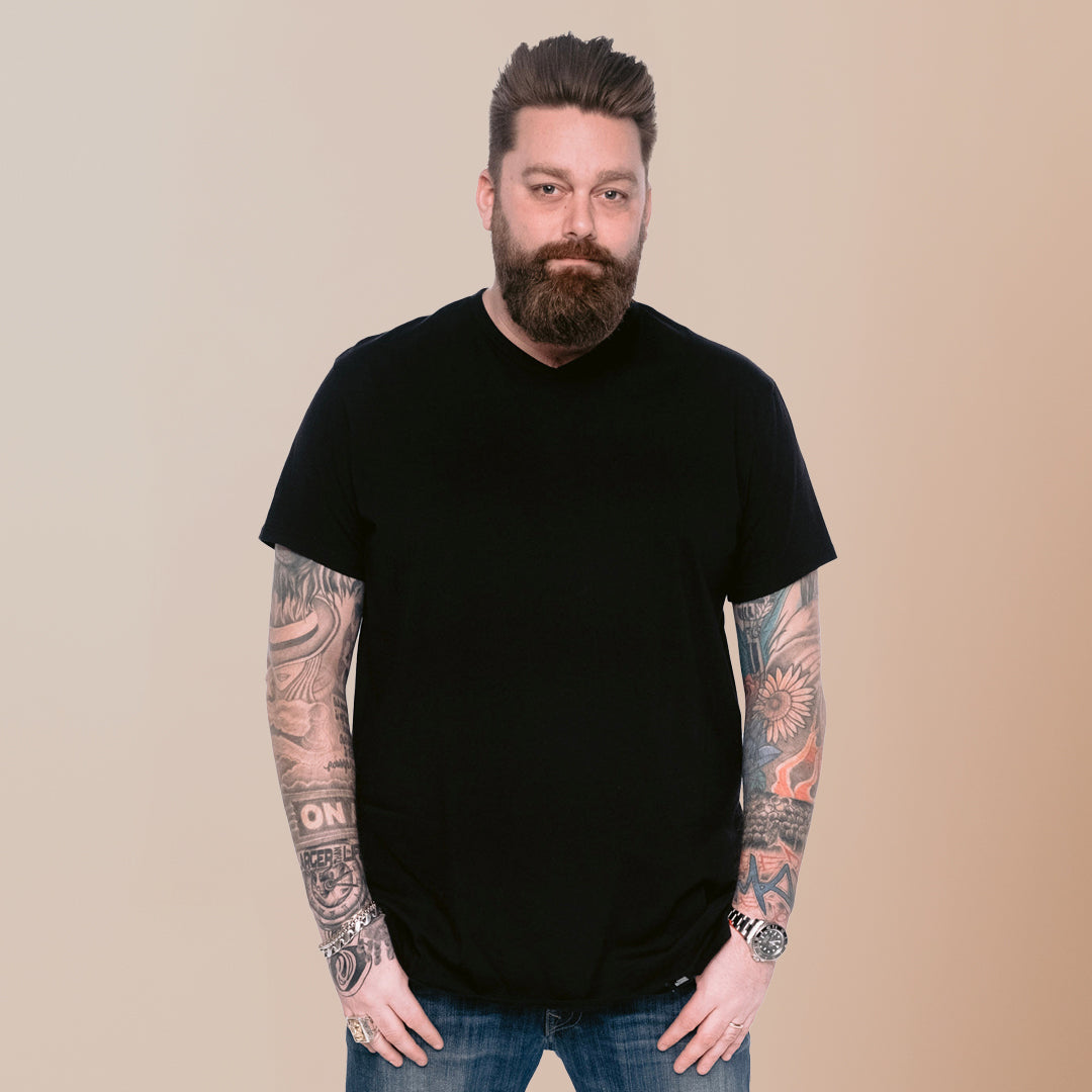 model-specs: Lee is 6-4 | 275 lbs | size 1