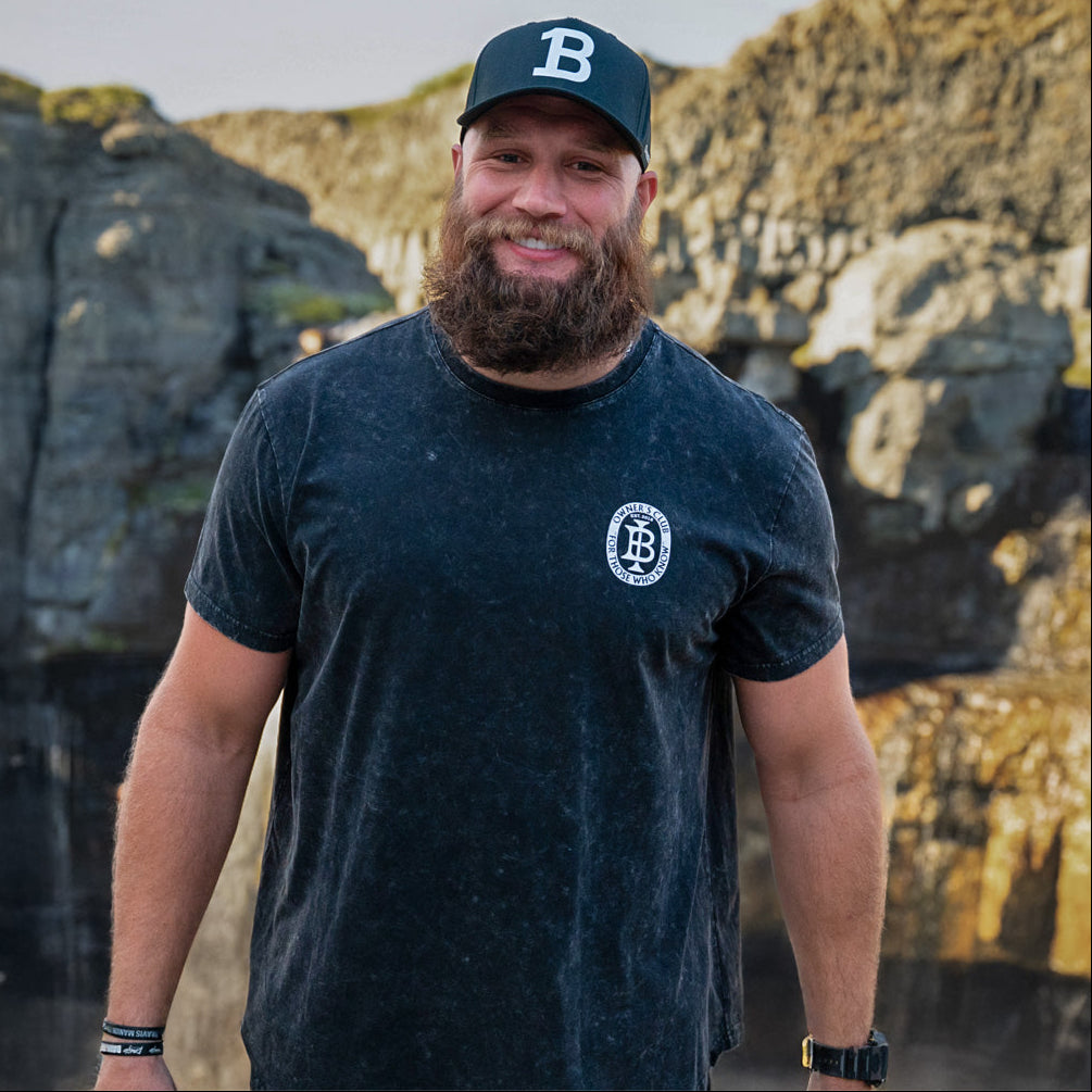 model-specs: Lane Johnson is 6'6" | 325 lbs | Size 2