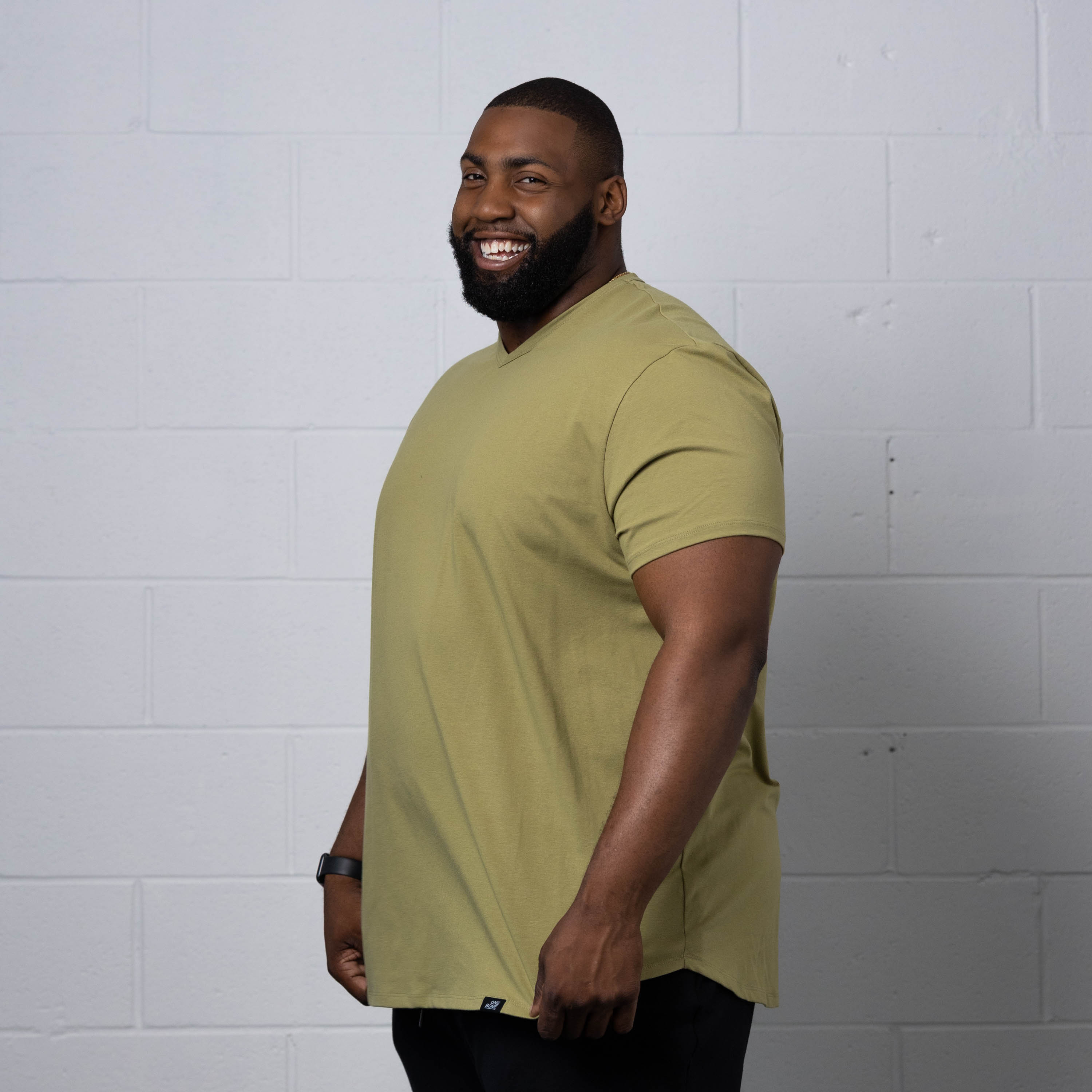 model-specs: Q is 6'4" | 350 lbs | Size 3