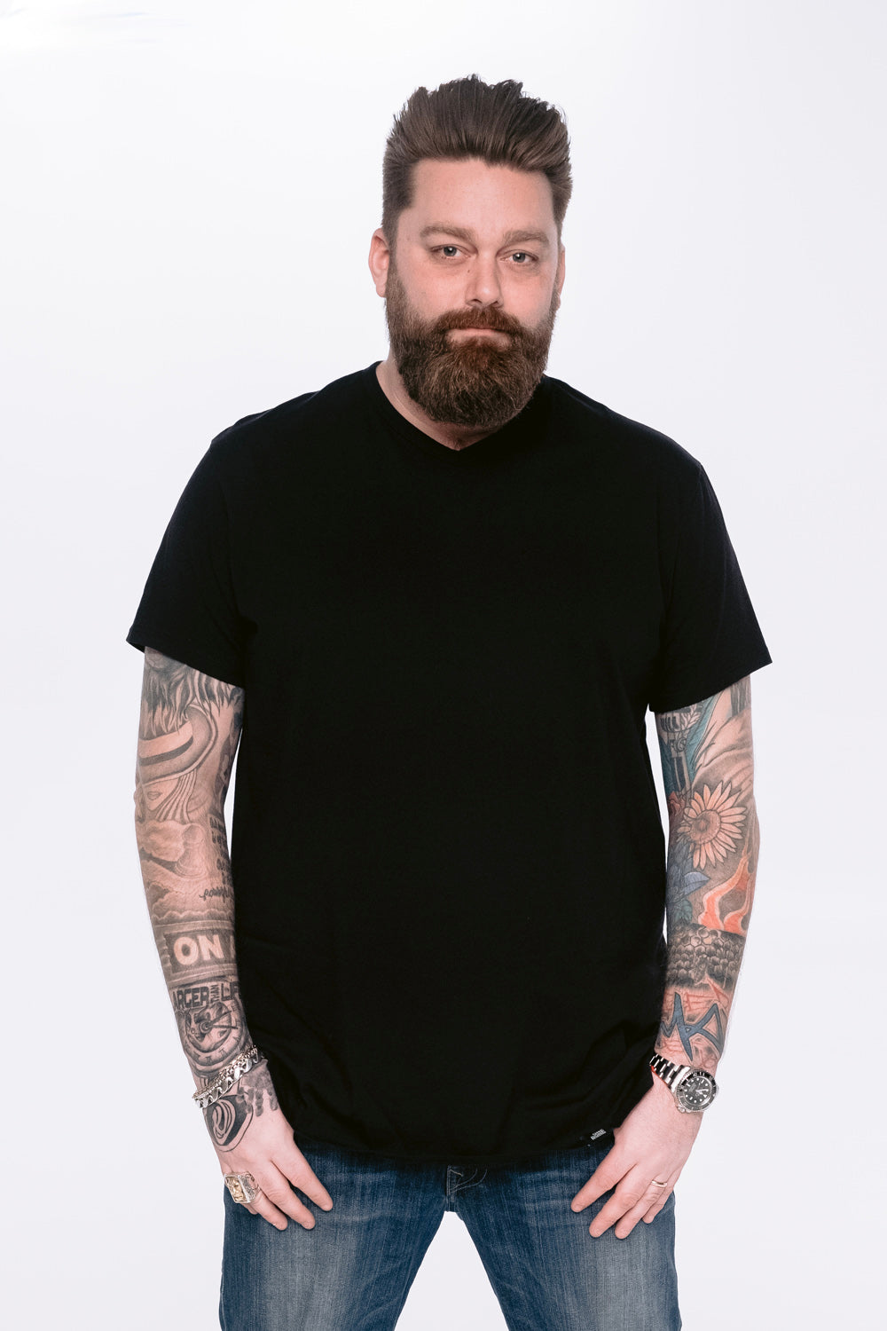 model-specs: Lee is 6-4 | 275 lbs | size 1