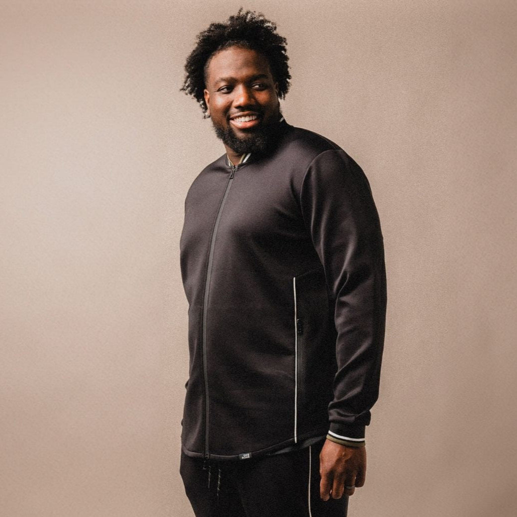model-specs: Lens is 6'8" | 310 lbs | size 1