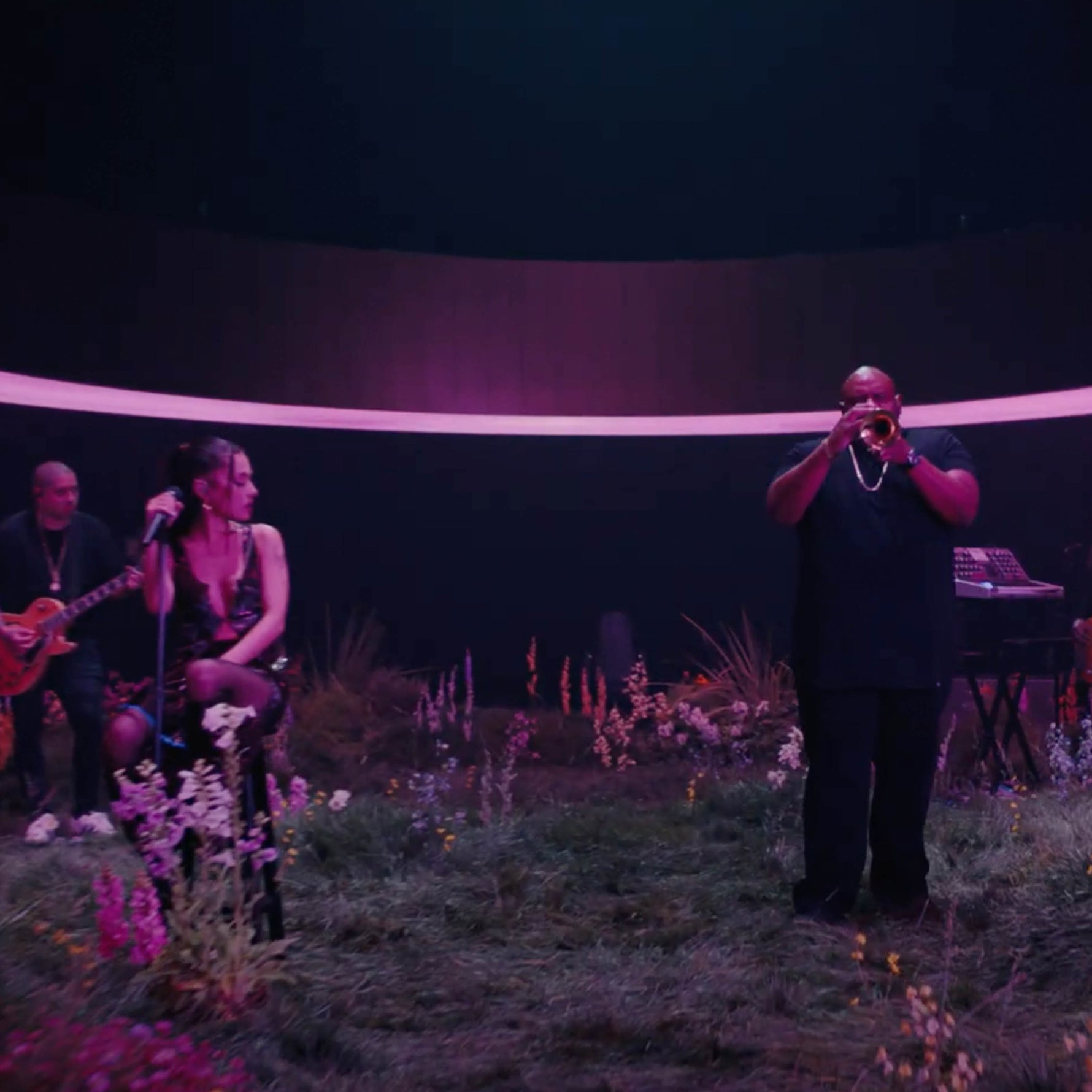 Ariana Grande Shares the Stage with ONE BONE