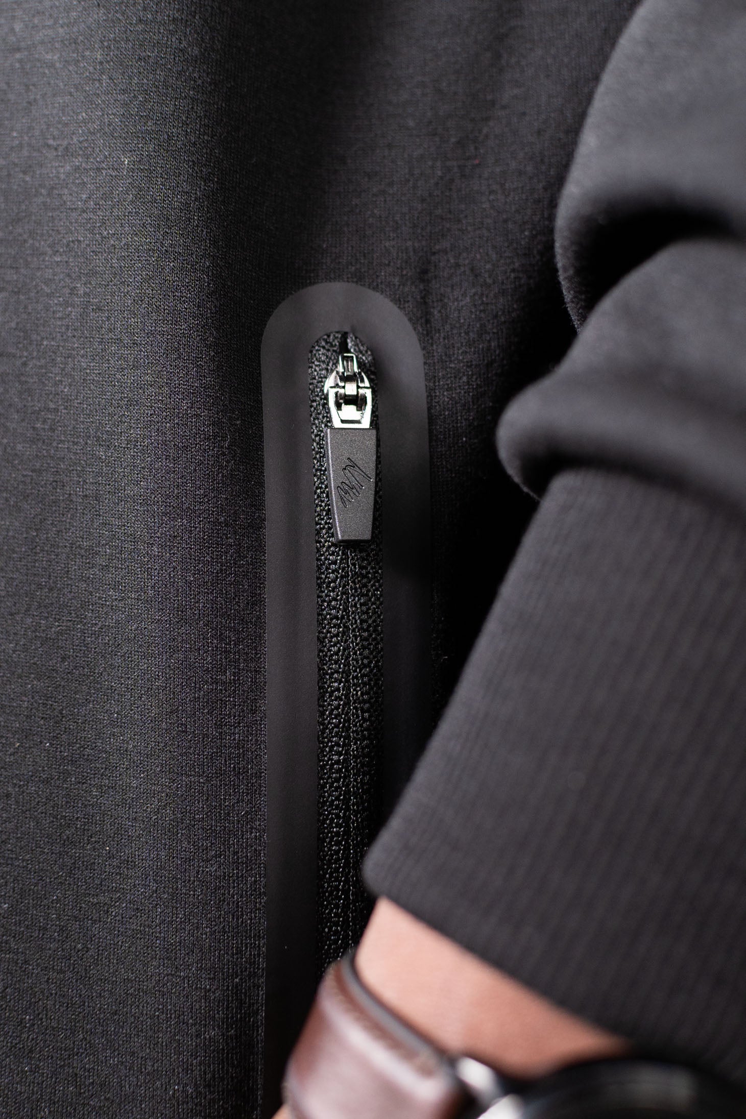 model-specs: secure seamless zip pockets