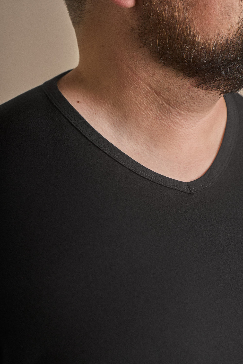 V-Neck - Black