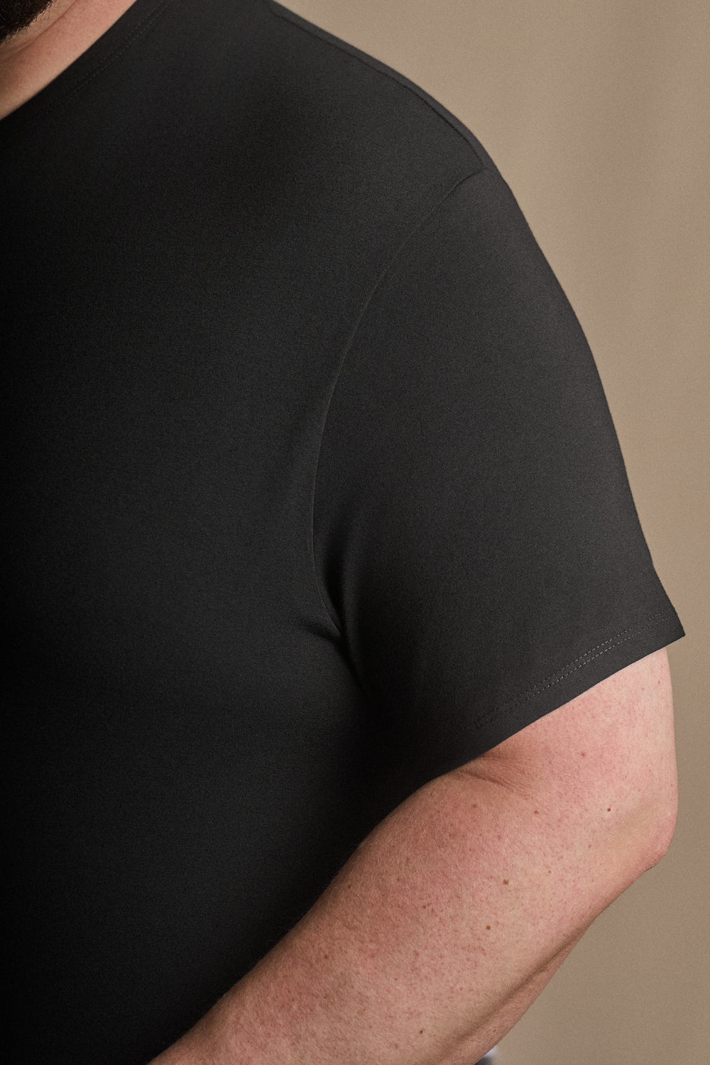 V-Neck - Black