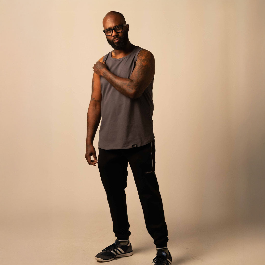 model-specs: Pete is 5'11 | 184 lbs | size -1