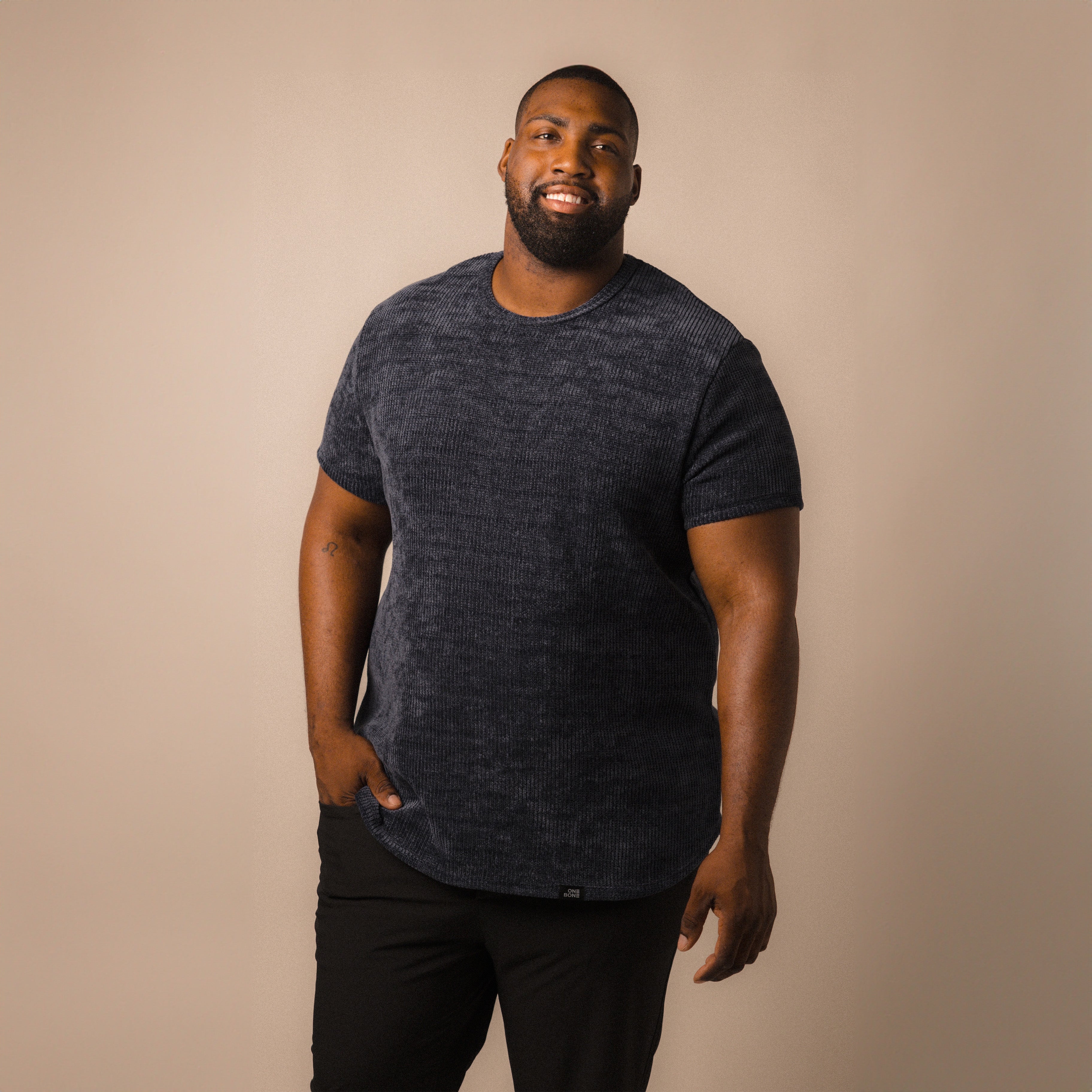 model-specs: Q is 6'4" | 340 lbs | size 3