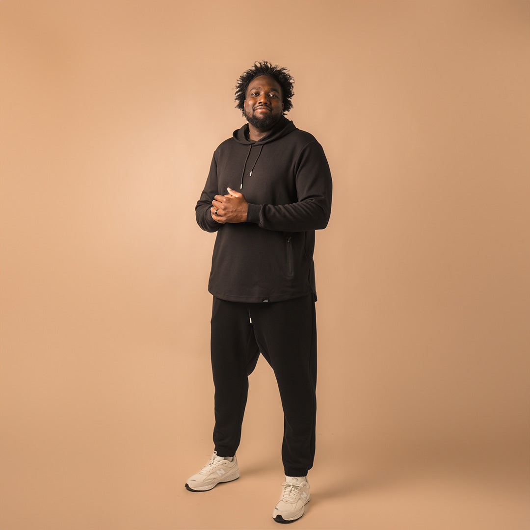 model-specs: Lens is 6'8" | 310 lbs | size 1